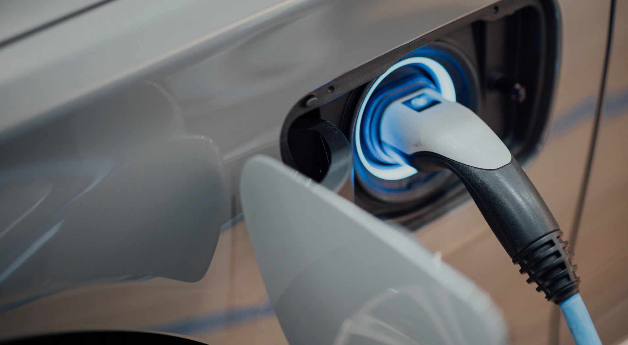 Elektroauto wird an einer Wallbox geladen
